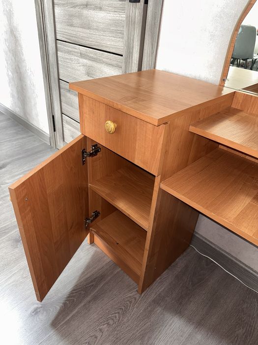 Продам трюмо с зеркалом и ящиками