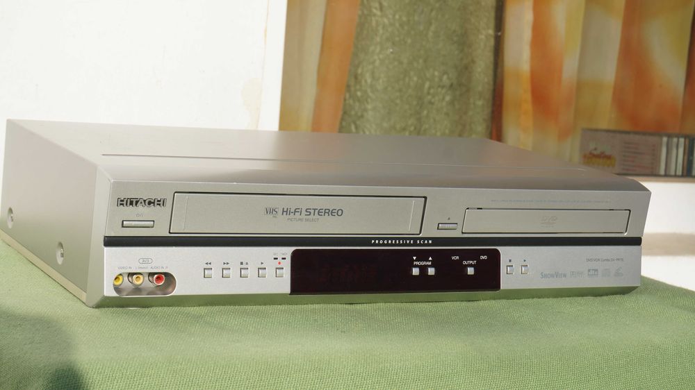 Video recorder VHS combo cu DVD player Hitachi  DV-PF7E stereo Hi-Fi