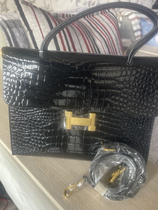 Новая сумка черного цвета ,в комплекте длинная ручка