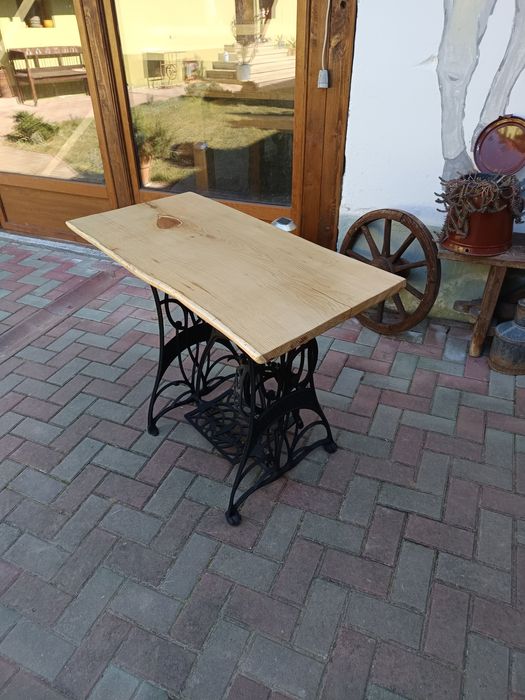 Suport lavoar sau măsuță din mașină de cusut