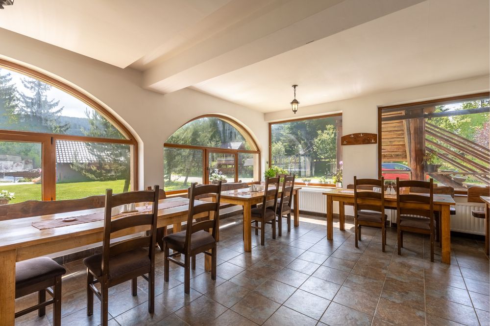 Cabana Cezar ,Maramures, la munte cu ciubar si peisaj de vis