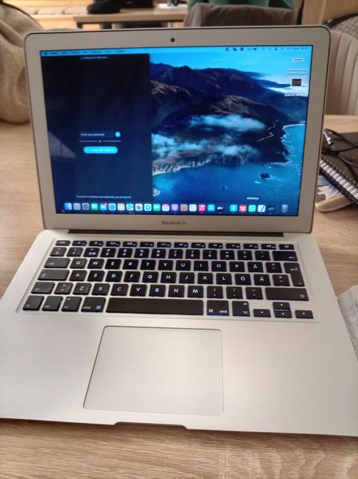 Macbook air 13 2017 holatlari yahshi zaryadchiklari qushib beriladi