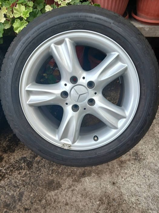 Алуминиеви джанти с гуми Мишелин.
Летни.
225/50/16".
За М-с 8j×16H2 ET