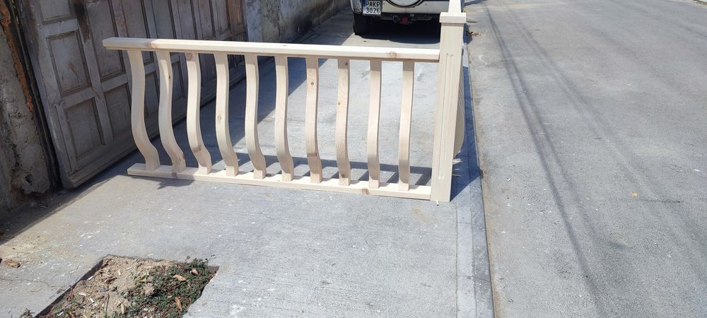 Дървен парапет от масив