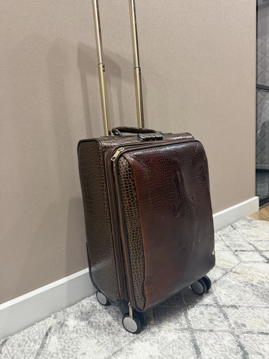 Чемодан на колесиках