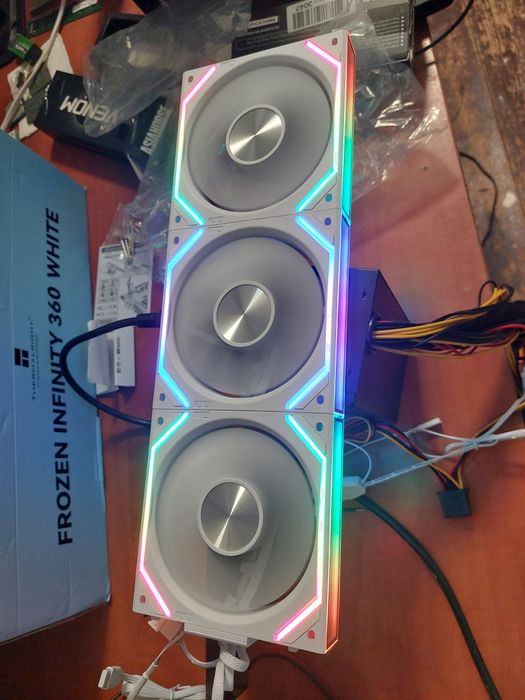 Set ventilatoare tip Lianli unifan Asiahorse Dawn albe,S,normale,noi.