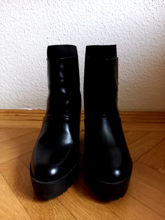 Botine cu toc si platformă Stradivarius