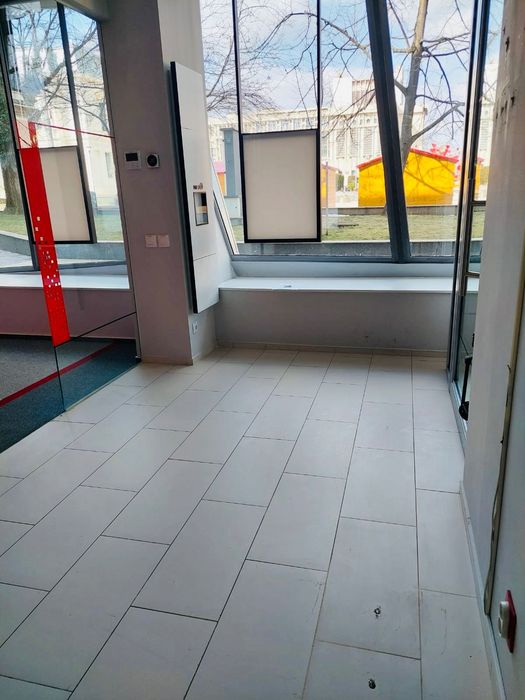 Spațiu ultracentral, pe colț stradă pietonală, lângă Primărie