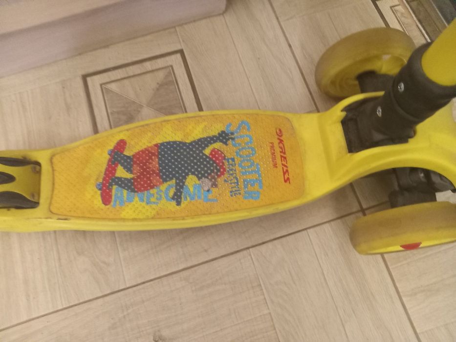 Самокат трёхколёсный