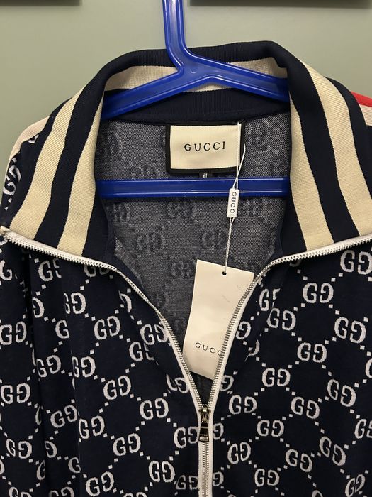 Продавам чисто ново спортно яке на Gucci