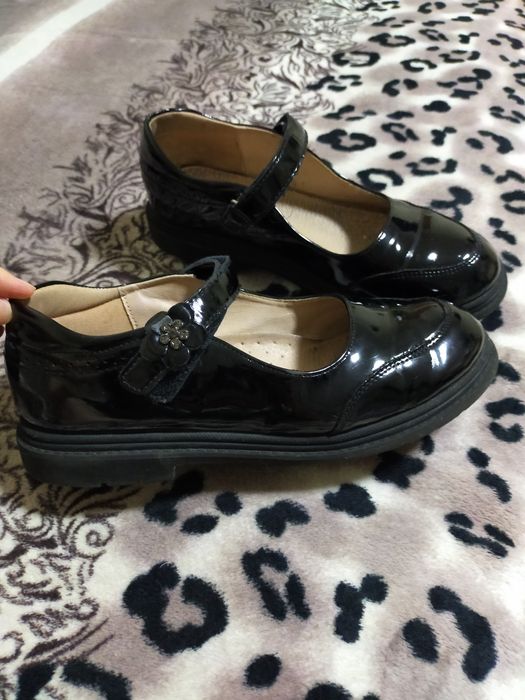 Продам туфли на а девочку