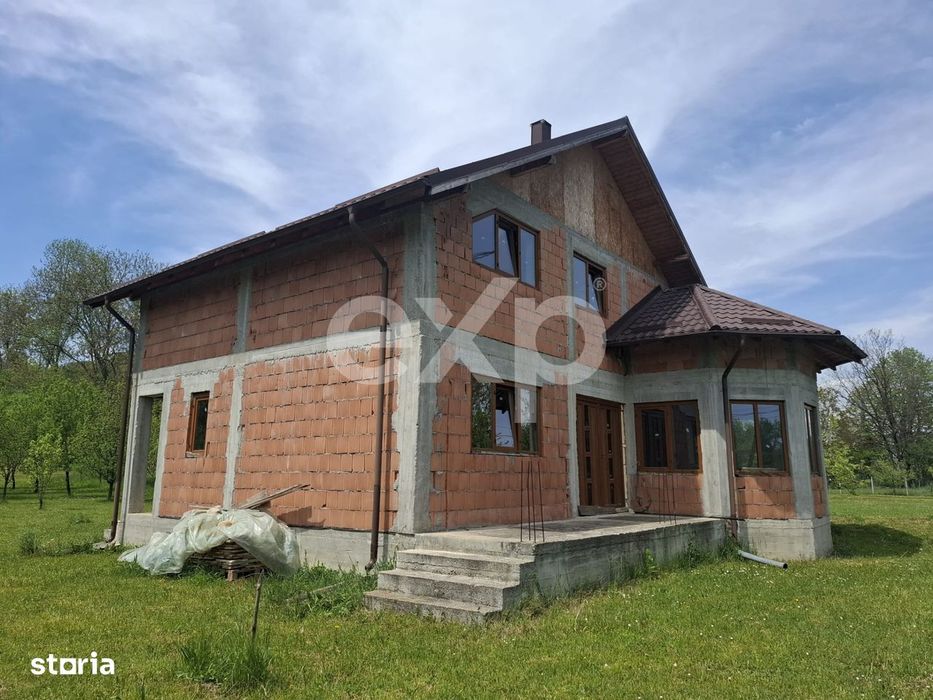 Casa P+M la rosu 188 mp si teren de 3.400 mp cu livada in Pucioasa-Sat