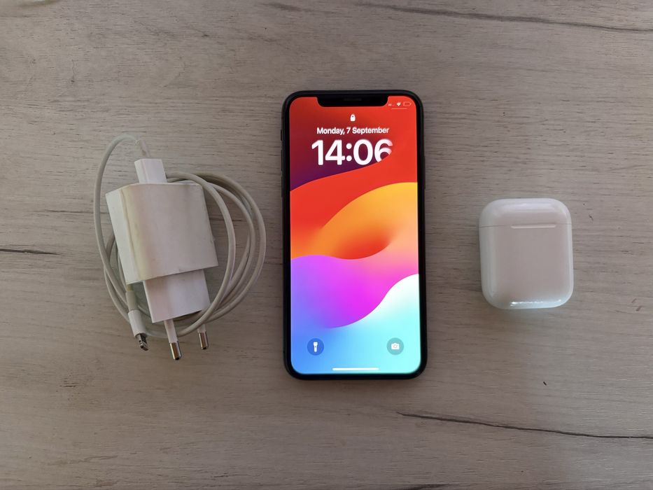 iPhone XS 512GB + AirPods 2 + оригинално зарядно и адаптер — пълен комплект