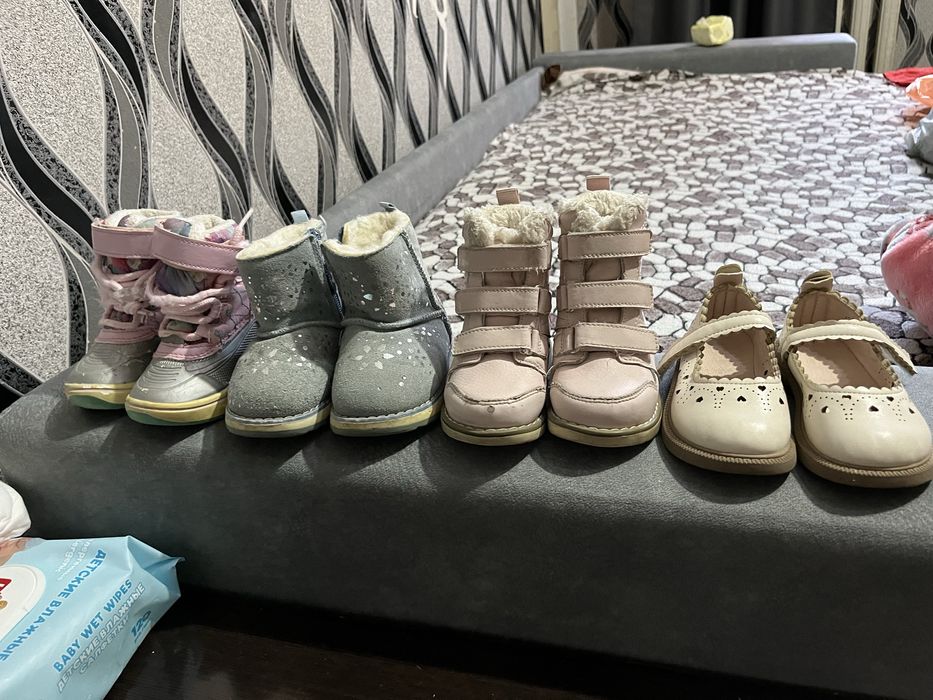 Отдам даром обувь на девочку