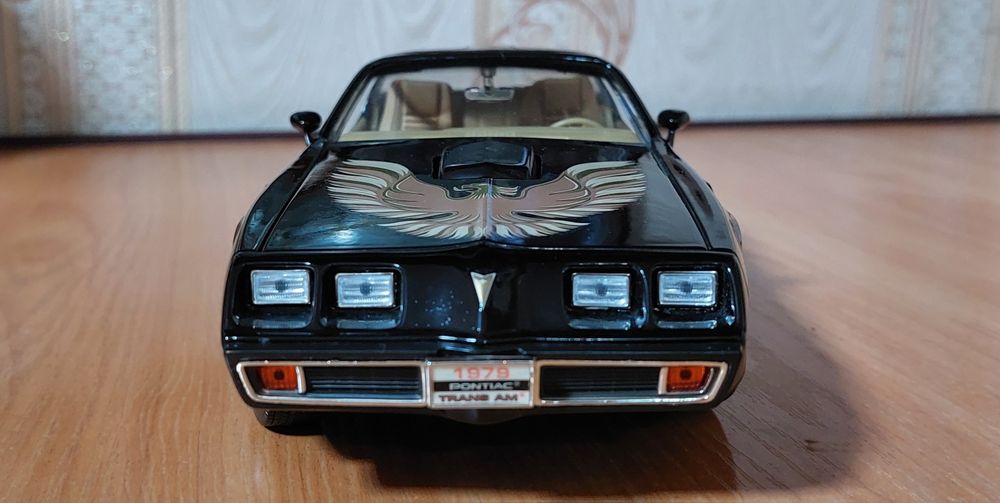 Коллекционная  модель автомобиля 1-18