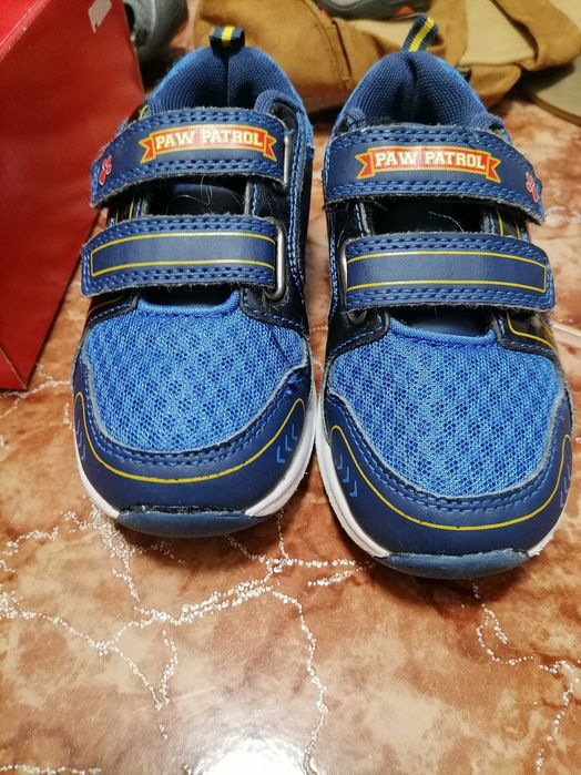 Adidași băieți patrula catelusilor