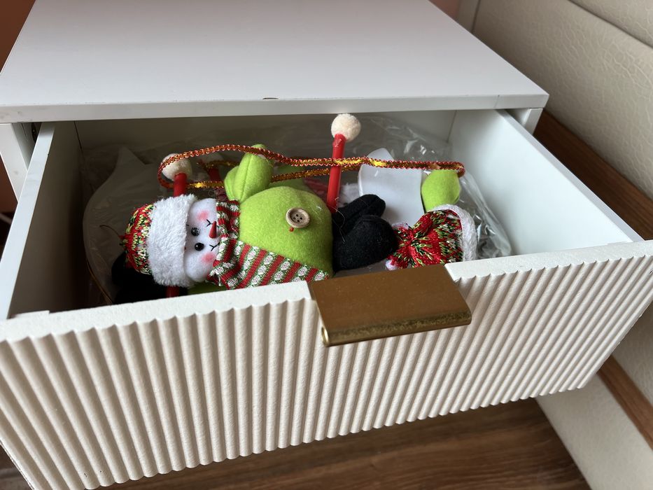 Нощно шкафче бяло