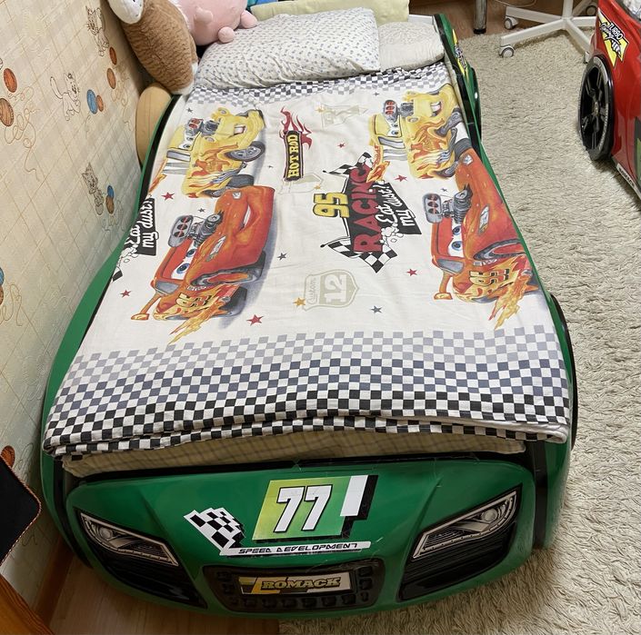 Кровати машинки, красная  и зеленая б/ у