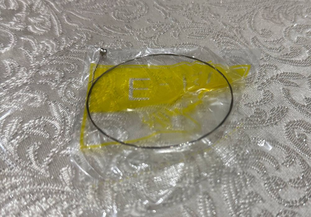 обычная стандартная гитара