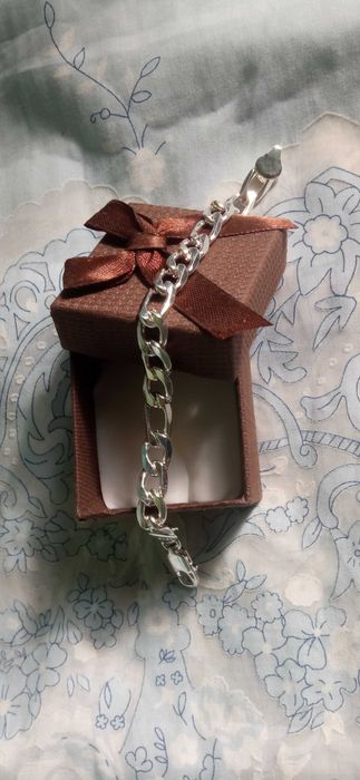 Нов, дамски сребърен комплект. Намалени,единични модели.В кутия всеки.