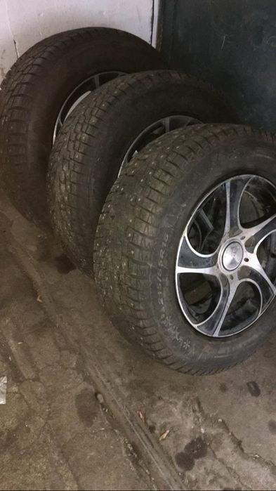 Продам комплект зимних ших