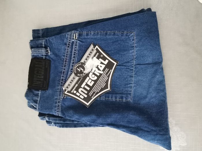 Продавам нови мъжки дънки размер 31,цена 12 лв