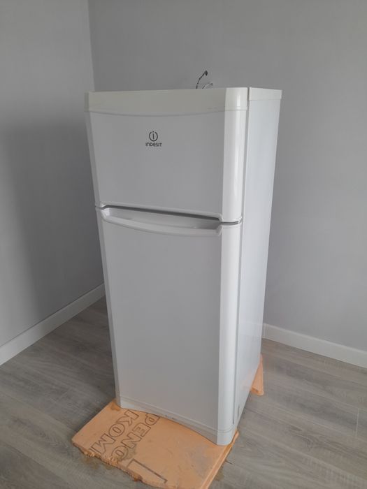 Продам б/у холодильник indesit в отличном состоянии
