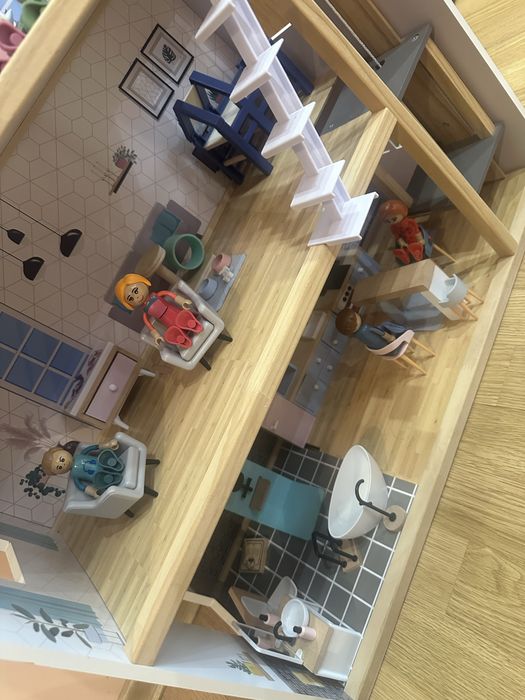 Дървена къща за кукли