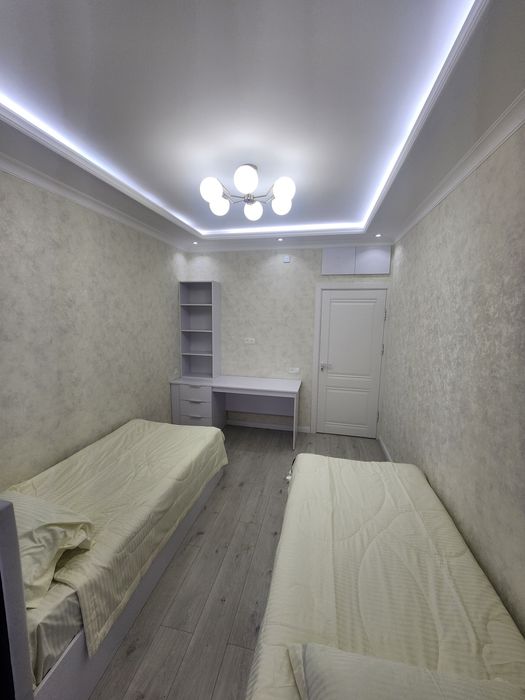 Сдается 2-комнатная квартира переделанная в 3х. Хозяин.Дархан Интелект