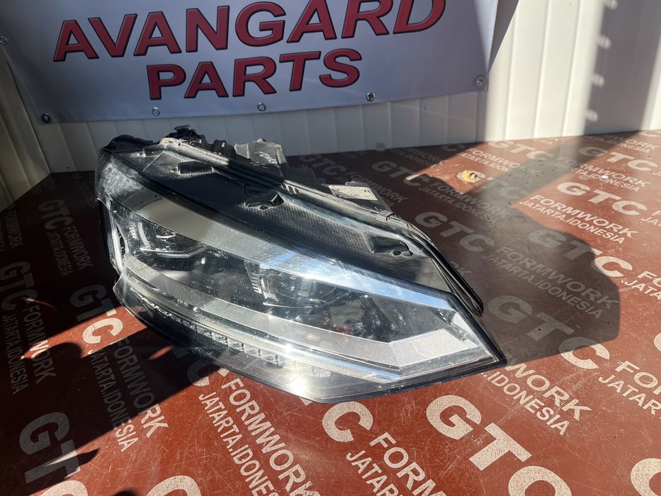 Фар VW Touran 2016- десен