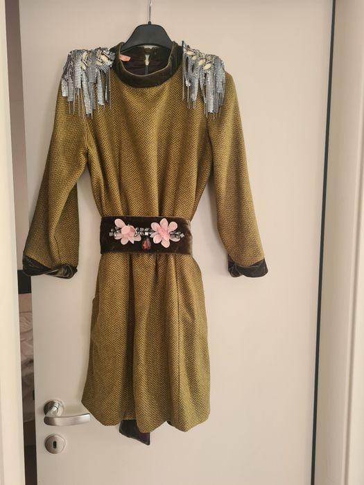 Rochie designer, accesorizata