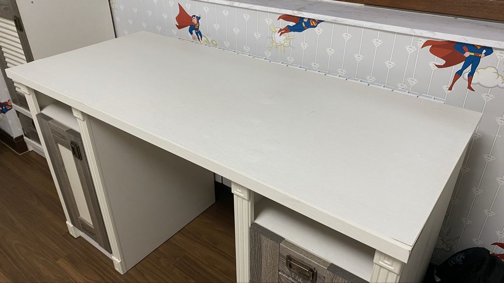 Письменный стол с ящиками и шкафчиком