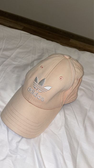Șapca adidas, roz deschis, marimea se poate regla dupa preferinta