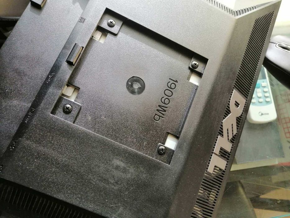 Dell монитор 19 инча. Ползван около 2 месеца само