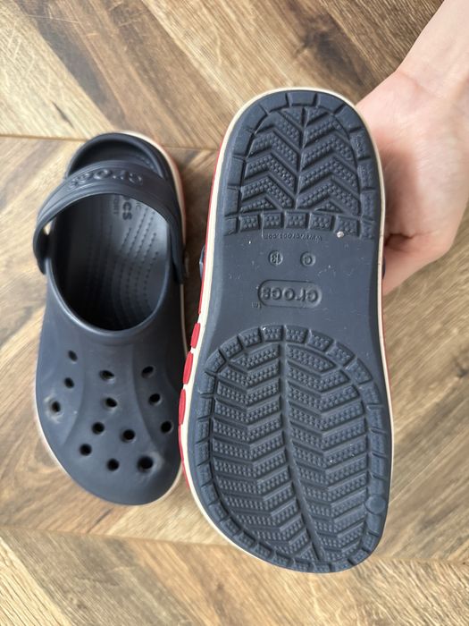 Продам четыре пары летней детской обуви.