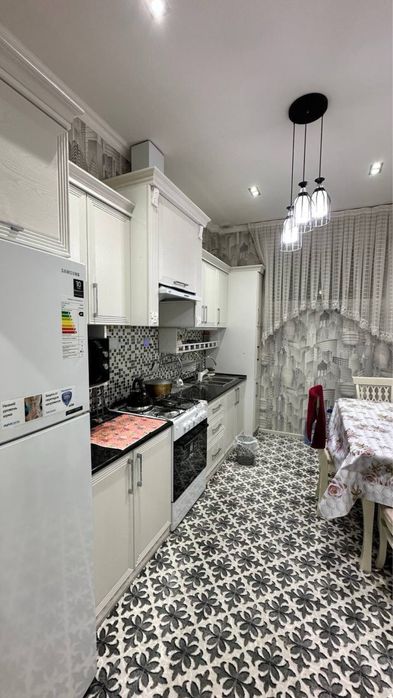 Ижарага берилади 3 хонали 5 этаж 500$. Адрес Аэропорт.