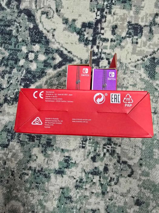 controlere Nintendo Switch Joy-Con în culorile Neon Red și Neon Blue