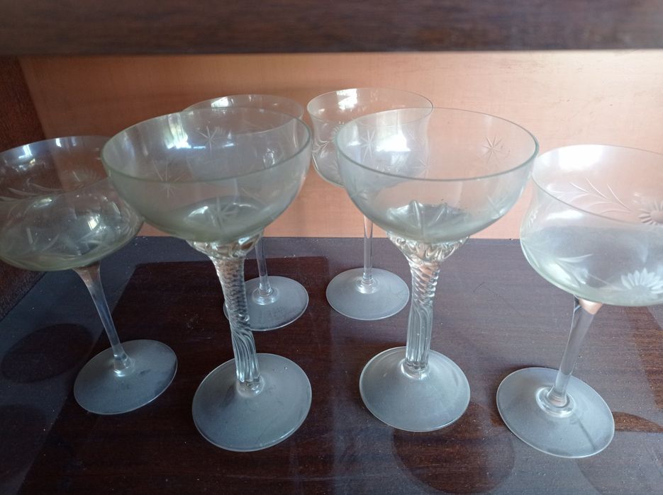 Сервизи от чинии и чаши