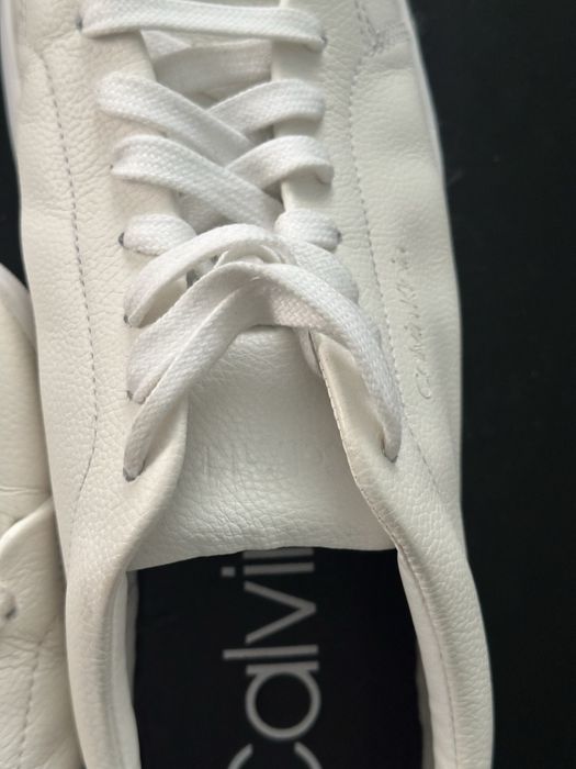 Pantofi sport Calvin Klein , marimea 42, de culoare alba.