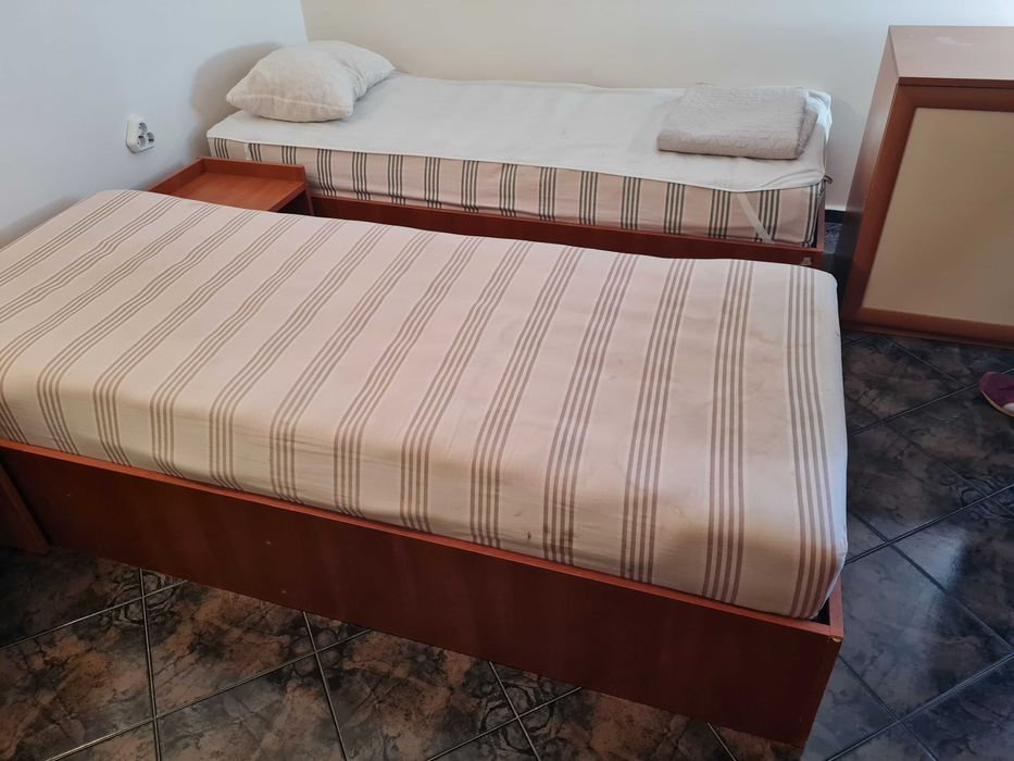 Легла за еднолицеви матраци или подматрачна рамка с или без матрак.