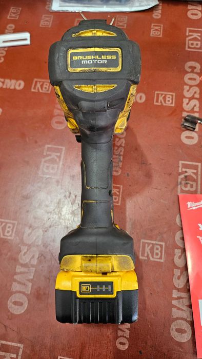 Продавам безчетков ударен гайковерт 1/2 DEWALT DCF900 1898Nm с 1бр. 5Ah батерия , зарядно и куфар с оставаща гаранция 2 години