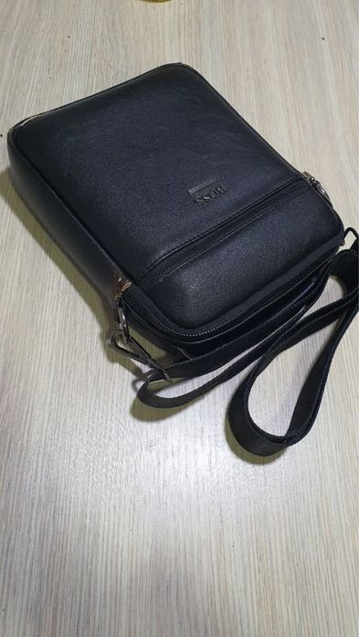 Sumka BOSS, Yaxshi va qulay. Qora rangda