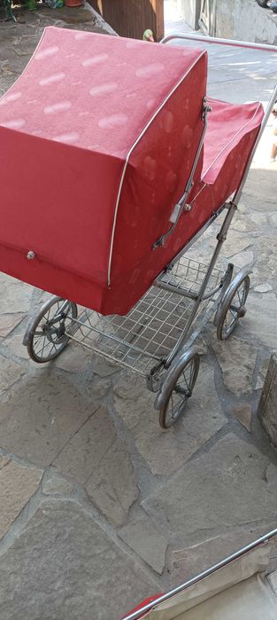 Бебешка ретро количка със зимен и летен кош, запазена за времето си .