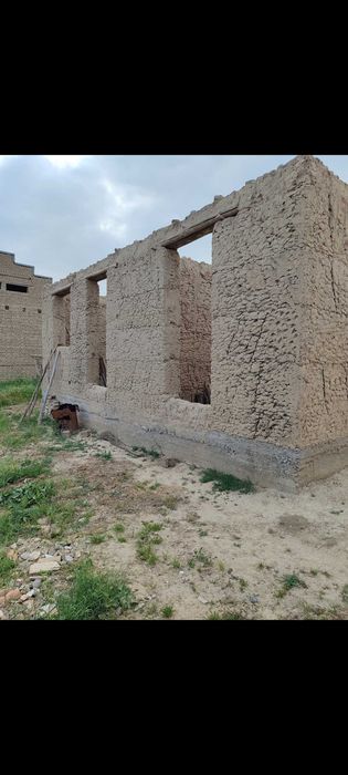 Uiy 3xona sotiladi 2500$kelishamiz