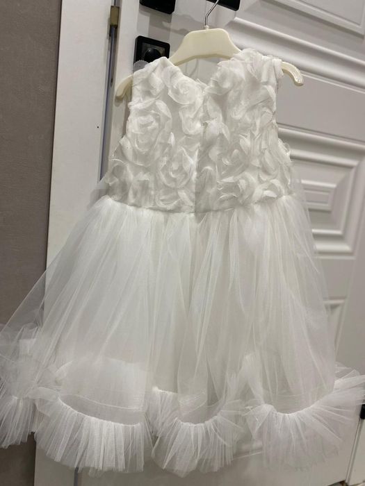 Красивое белое платье на девочку