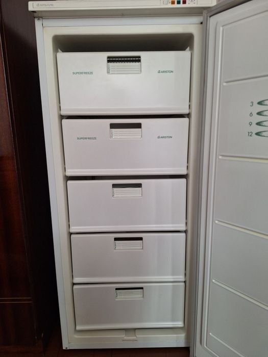 Вертикален фризер Ariston