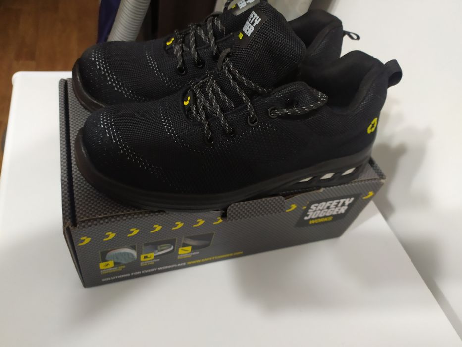 Продам кроссовки строительные!