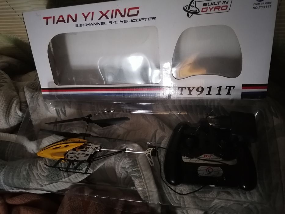 Вертолет на пульте работает