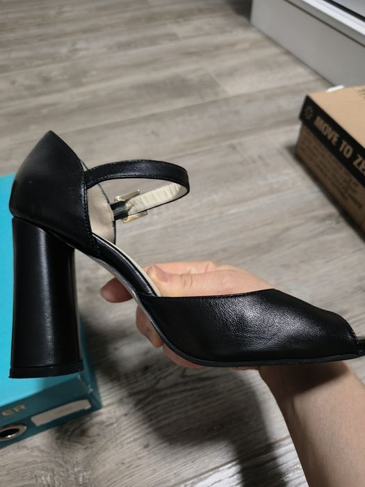 Продам босоножки Baver