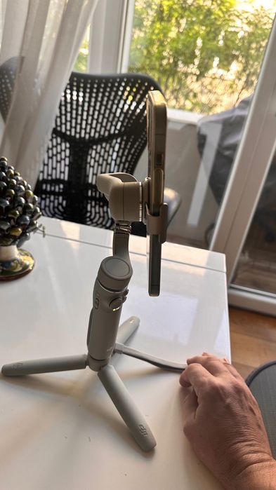 Продавам стабилизираща стойка за мобилен телефон DJI OM5 gimbal